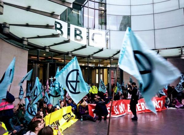 Extinction Rebellion : Ακτιβιστές για το κλίμα απέκλεισαν τα γραφεία του BBC στο Λονδίνο