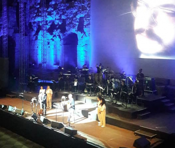 Γιώργος Νταλάρας : Ερμήνευσε το «Διδυμότειχο Μπλουζ»