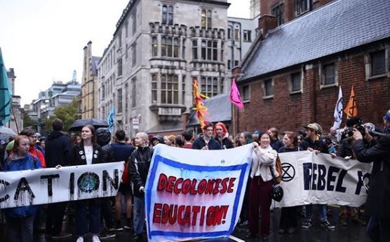 Extinction Rebellion : Η βρετανική αστυνομία «μπλοκάρει» τις κινητοποιήσεις των ακτιβιστών
