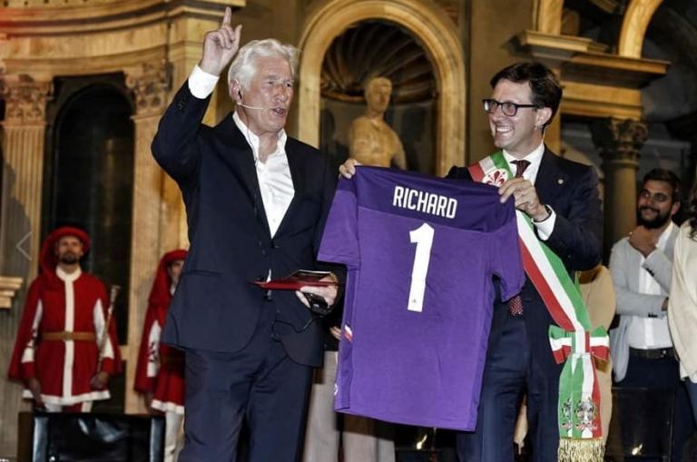 Ρίτσαρντ Γκιρ : Τιμήθηκε από τον δήμαρχο της Φλωρεντίας για την στήριξή του στους πρόσφυγες