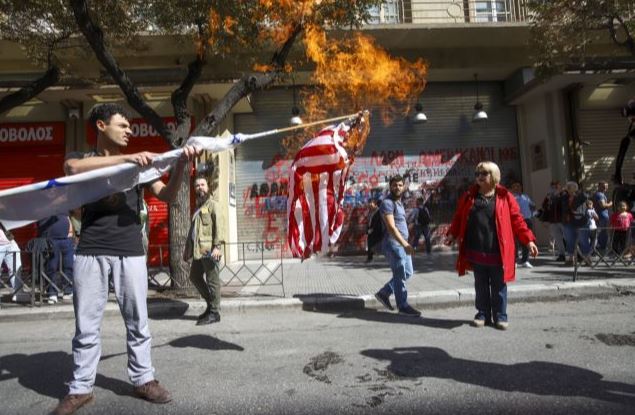 Έκαψαν την αμερικάνικη σημαία έξω από το προξενείο των ΗΠΑ στη Θεσσαλονίκη