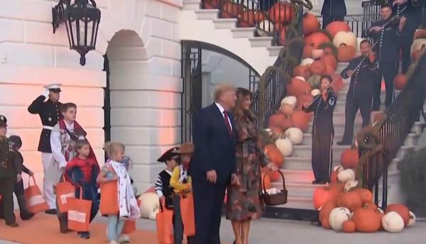 ΗΠΑ: Τραμπ και Μελάνια γιόρτασαν το Halloween στον Λευκό Οίκο