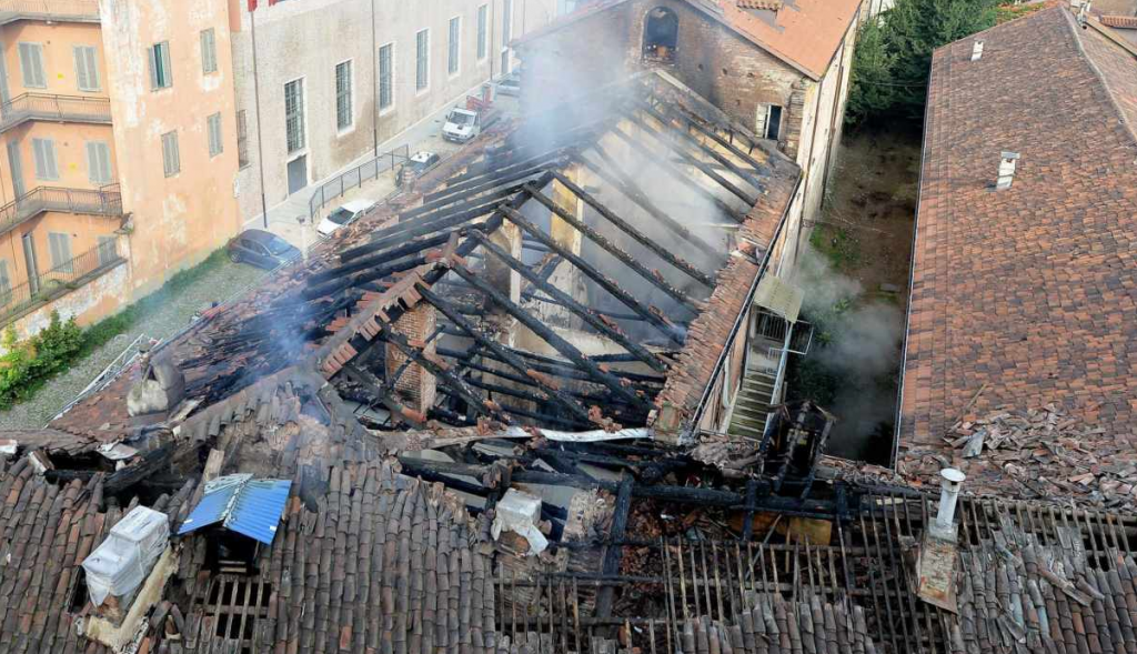 Ιταλία : Φωτιά στην ιστορική Καβαλερίτσα Ρεάλε, μνημείο της UNESCO