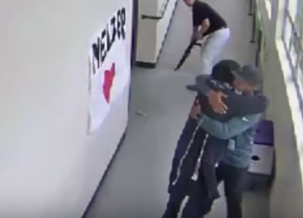 ΗΠΑ : Προπονητής-ήρωας αφόπλισε οπλισμένο μαθητή αγκαλιάζοντάς τον