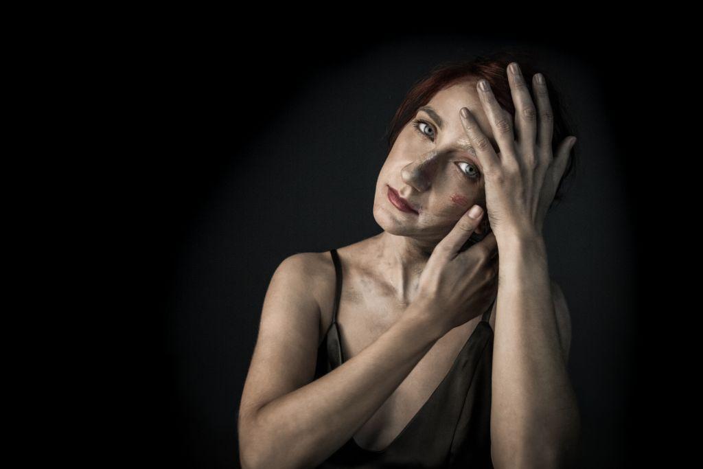 Η Μαρία Παπαγεωργίου με την κιθάρα της στο Μουσείο Γουλανδρή