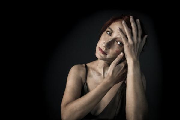 Η Μαρία Παπαγεωργίου με την κιθάρα της στο Μουσείο Γουλανδρή