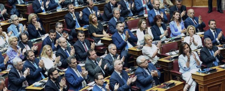 «Φρένο» στις selfies μέσα στη Βουλή βάζει η ΝΔ