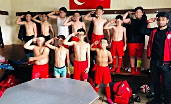 Απίστευτοι Τούρκοι: Δεκάχρονα χαιρετούν στρατιωτικά στα αποδυτήρια