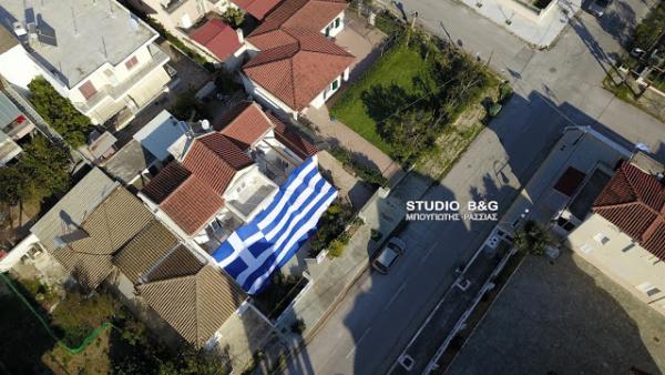 Τύλιξε… ολόκληρο το σπίτι του με μια ελληνική σημαία