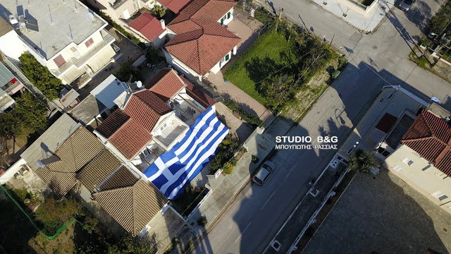 Τύλιξε... ολόκληρο το σπίτι του με μια ελληνική σημαία