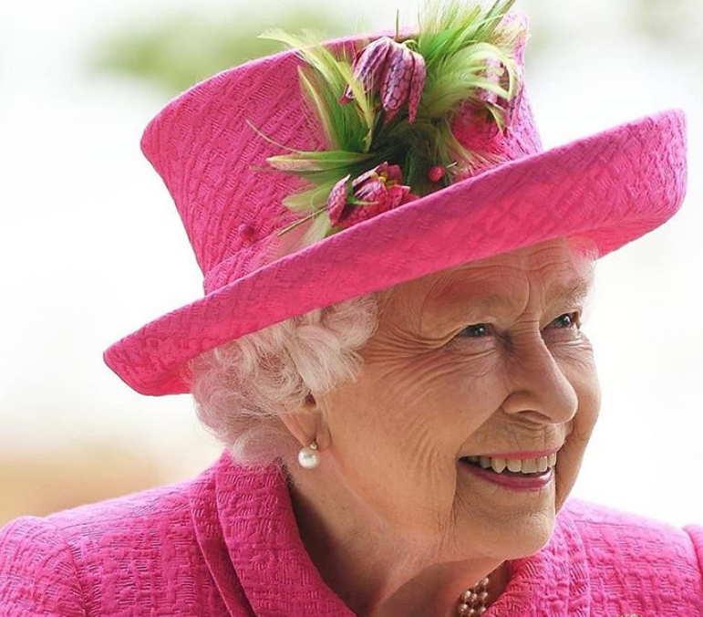 Ζητείται βοηθός με ψυχραιμία για την βασίλισσα Ελισάβετ