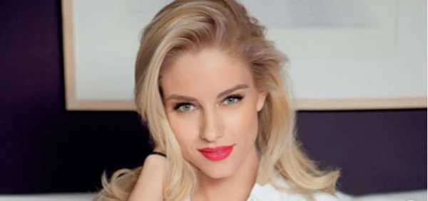 Δούκισσα Νομικού: Το αινιγματικό πράσινο κουτί που κουβαλάει μαζί της