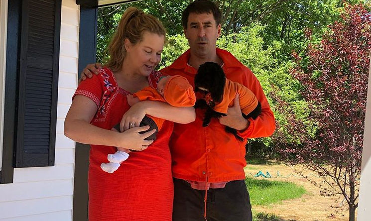 Έιμι Σούμερ: Φωτογραφίζει τον 4 μηνών γιο της να κοιμάται