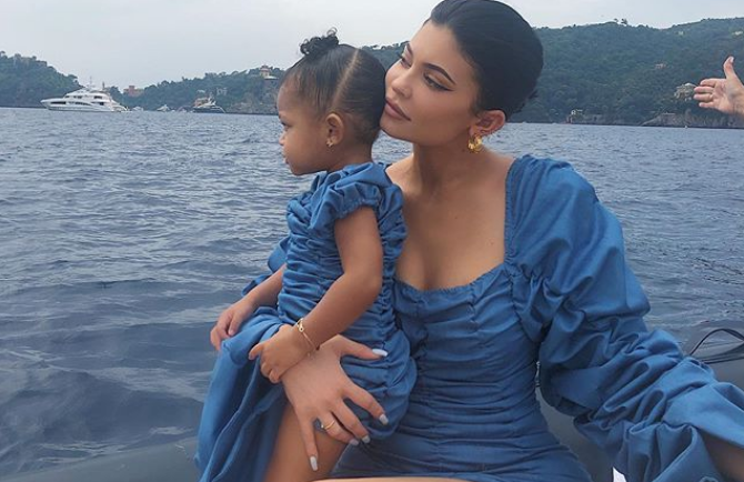 Κάιλι Τζένερ: Το αστείο βίντεο με την 1 έτους κορούλα της να παίζει… μπάσκετ