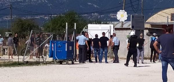 Πετροπόλεμος, προσαγωγές και δακρυγόνα στα Ιωάννινα – Πρόσφυγες αντιδρούν σε αφίξεις από τη Μόρια