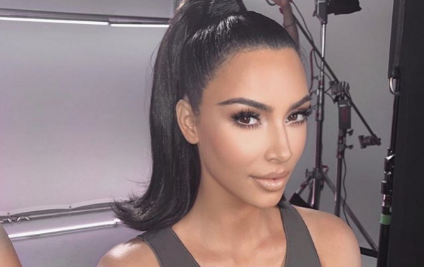 Η Κιμ Καρντάσιαν ποζάρει αγκαλιά με τον μεγαλύτερο γιο της