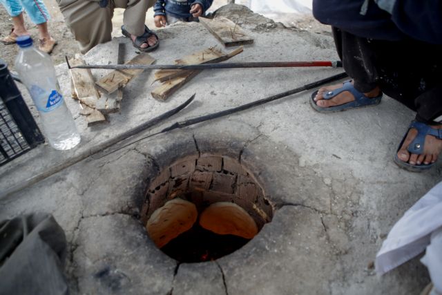 Μόρια : Οι φούρνοι του καταυλισμού, όπου φτιάχνεται το «ψωμί της ξενιτιάς»