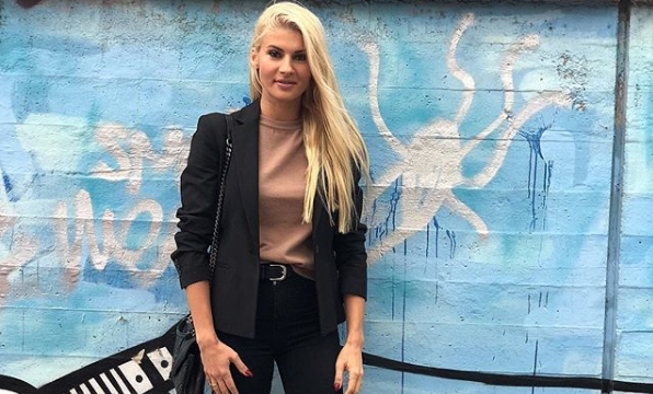 Η απίστευτη πόζα της Όλγας Πηλιάκη στην παιδική χαρά