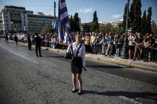 Σε εξέλιξη η μαθητική παρέλαση στο κέντρο της Αθήνας για την 28η Οκτωβρίου