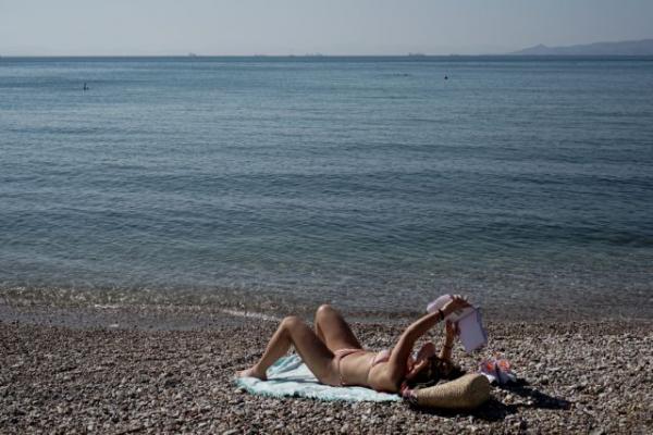 Η καλοκαιρία έστειλε τους Αθηναίους στις παραλίες