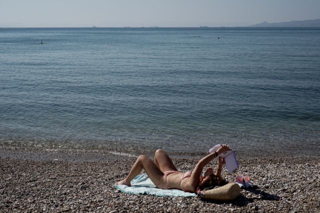 Η καλοκαιρία έστειλε τους Αθηναίους στις παραλίες