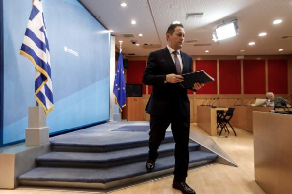 Πέτσας : Η Τουρκία να ελέγξει τους διακινητές αντί να απειλεί την Ελλάδα