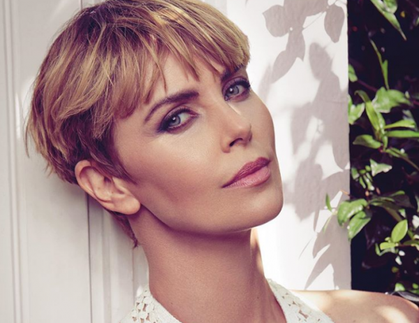 Σαρλίζ Θερόν : Είμαι single εδώ και χρόνια και δεν με νοιάζει