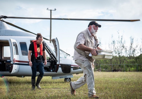 Διάσημοι σεφ μαγειρεύουν για τους πυροσβέστες της Καλιφόρνιας