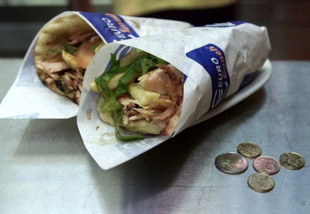 Πύργος : Πείνασαν και λήστεψαν διανομέα για τα… σουβλάκια