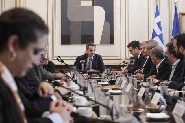 Προσφυγικό : Η κυβέρνηση ζητά βοήθεια από τις Περιφέρειες και προχωρά σε 1.700 προσλήψεις