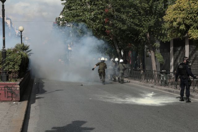 Χαμός στην Ευελπίδων – Επεισόδια και χημικά στην άφιξη της «Επαναστατικής Αυτοάμυνας»