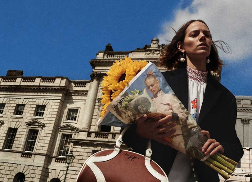 Οι μητροπόλεις της μόδας πλημμυρίζουν με μπουκέτα Prada