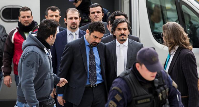 Ανάβοντας μικρά κεράκια