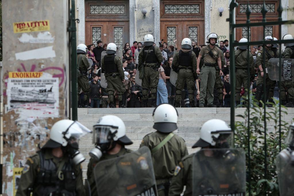 ΑΣΟΕΕ : Σφοδρή πολιτική αντιπαράθεση για την εισβολή της Αστυνομίας