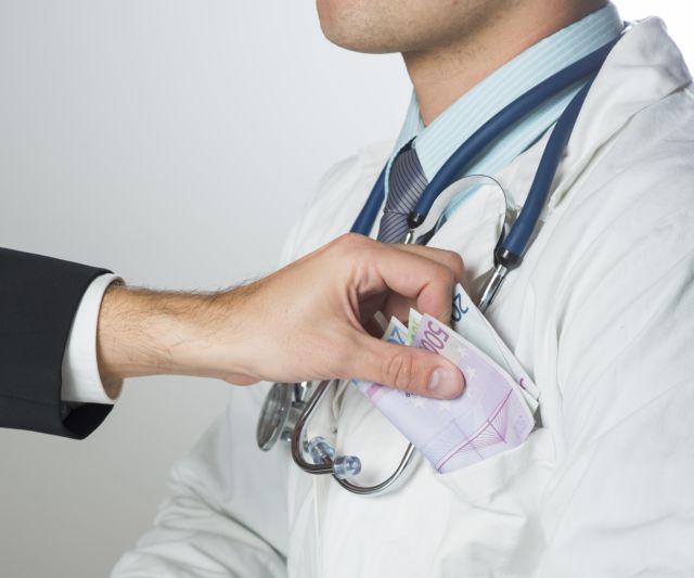 Κρήτη : Έπιασαν ιατρό με το «φακελάκι» στην τσέπη