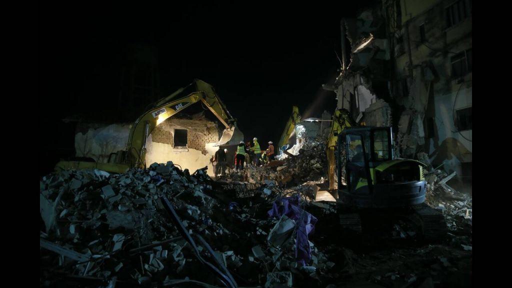 Σεισμός στην Αλβανία : Ομάδες της ΕΜΑΚ στις έρευνες για εγκλωβισμένους