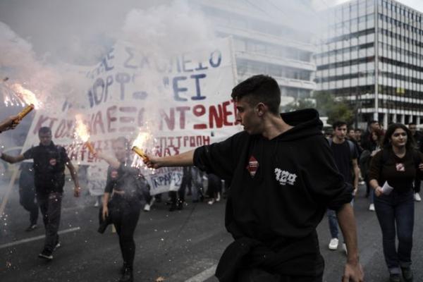Σε εξέλιξη η μαθητική πορεία στο κέντρο της Αθήνας