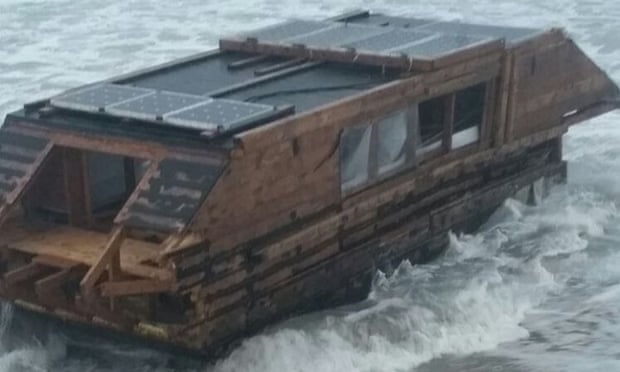 Το απίστευτο μυστήριο με ξύλινο σπίτι - σκάφος