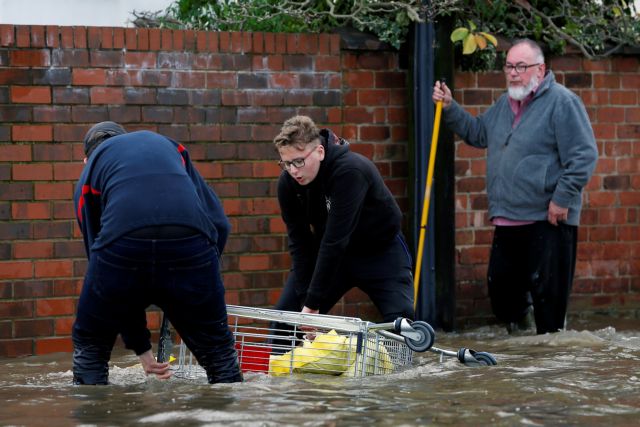 Βόρεια Αγγλία : Πλημμύρες και εκκενώσεις περιοχών - Μια νεκρή