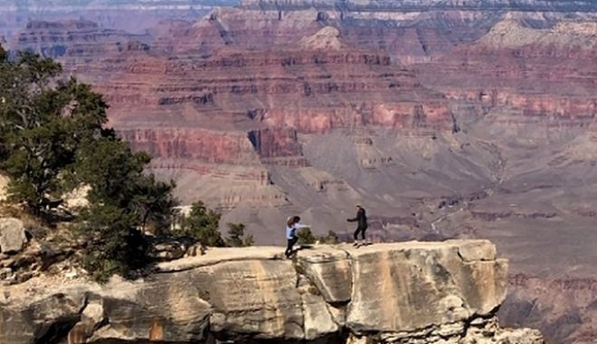 Βίντεο σοκ : Σκοντάφτει και σχεδόν πέφτει από το γκρεμό στο Grand Canyon