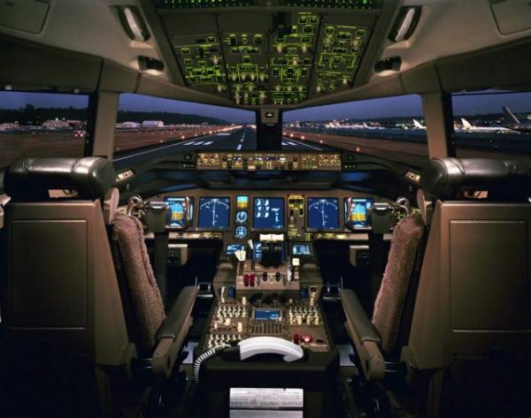 Απαγόρευσαν σε πιλότο να πετά λόγω φωτογραφίας με επιβάτιδα στο κόκπιτ