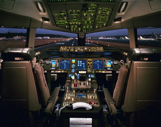 Απαγόρευσαν σε πιλότο να πετά λόγω φωτογραφίας με επιβάτιδα στο κόκπιτ