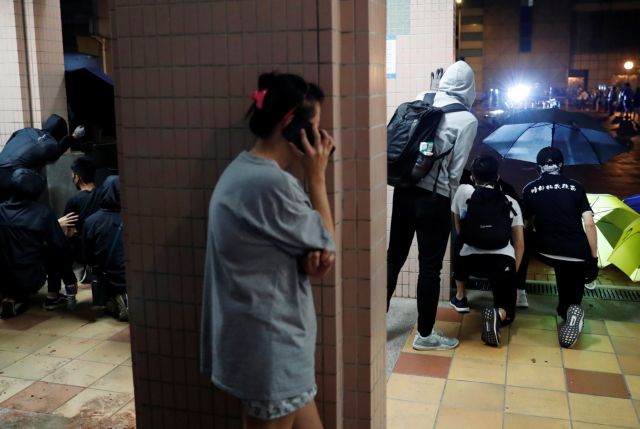 Χονγκ Κονγκ : Μαχαίρωσαν βουλευτή που τάσσεται υπέρ του Πεκίνου