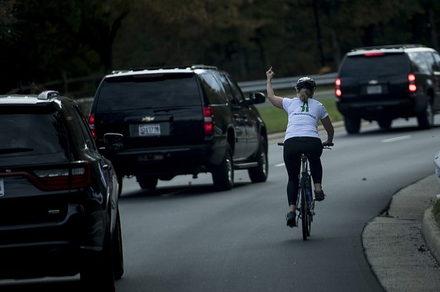 Η ποδηλάτισσα που ύψωσε το μεσαίο δάχτυλο στον Τραμπ εξελέγη στη Βιρτζίνια