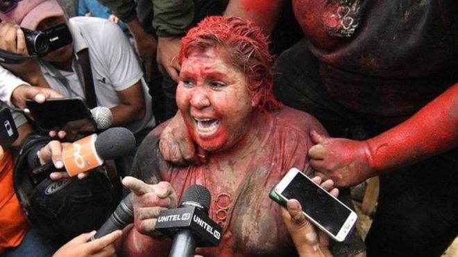 Βολιβία : Ελουσαν δήμαρχο με κόκκινη μπογιά και της έκοψαν τα μαλλιά