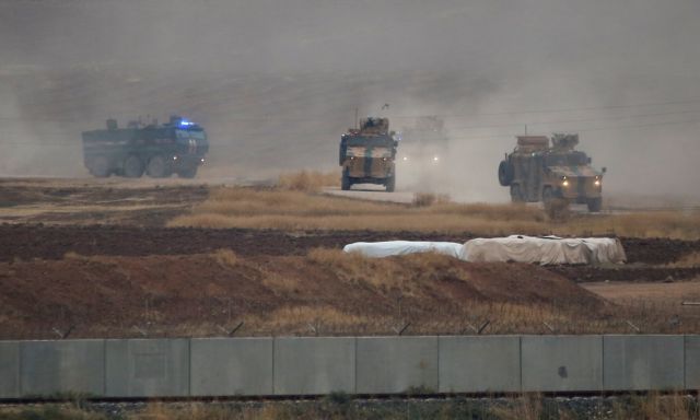 Συρία : Τουρκικό τεθωρακισμένο πατά κούρδο διαδηλωτή