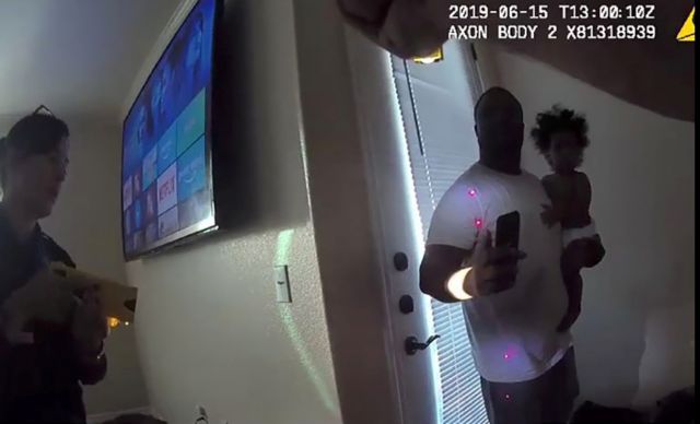 ΗΠΑ : Αστυνομικοί χτυπούν με τέιζερ πατέρα που κρατά το μωρό του
