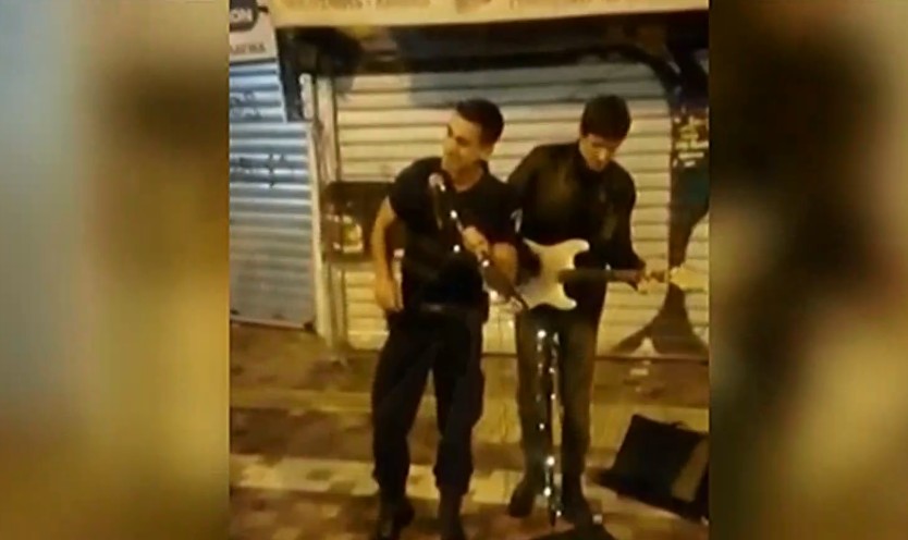 Τι δηλώνει ο πλανόδιος μουσικός που τραγούδησε με αστυνομικό και έγινε viral