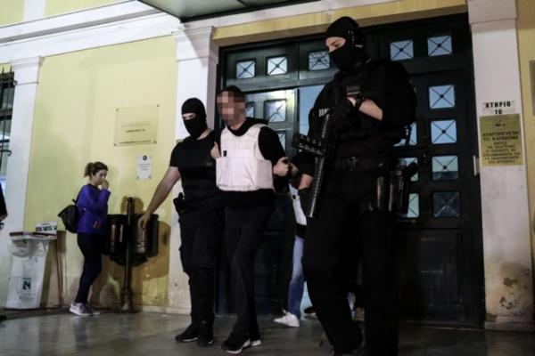 «Επαναστατική Αυτοάμυνα» : Στον εισαγγελέα βρίζοντας και κλωτσώντας οι δύο συλληφθέντες
