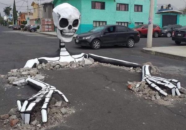 Πελώριος σκελετός σπάει την άσφαλτο για τη Μέρα των Νεκρών στο Μεξικό